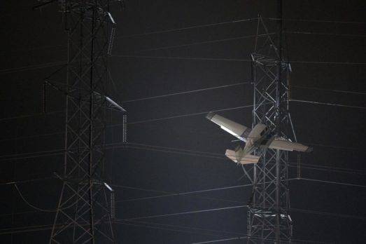 Rescatan a 2 personas de avioneta que se estrelló con torre eléctrica en Maryland