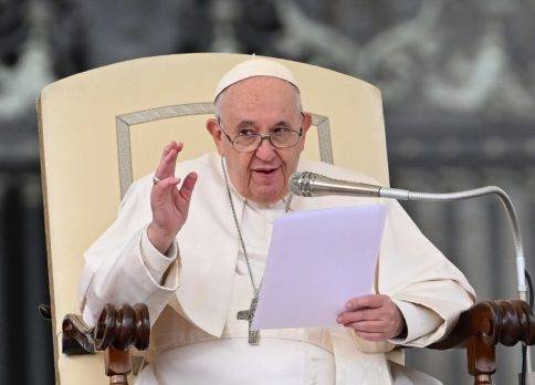 Papa se ofrece a mediar para conseguir paz en Ucrania