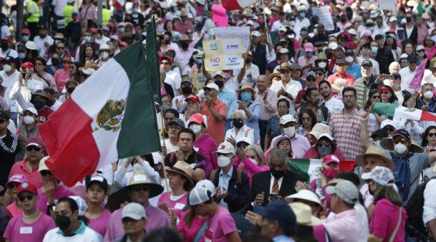 Miles marchan contra reforma López Obrador
