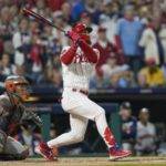 Bryce Harper, de los Filis, ve su jonrón de dos carreras durante la primera entrada del partido de ayer ante los Astros.