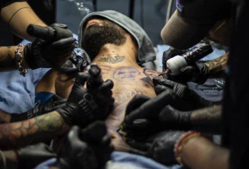 Arcángel se hace tatuaje en memoria de su hermano Justin
