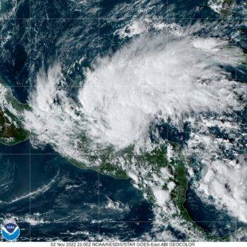 Lisa se degrada a tormenta sobre el sureste de México
