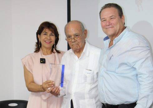 Reconocen el 50 aniversario del pediatra Andrés Ríos Faxas