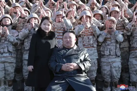 Kim Jong-un vuelve a aparecer en público con su hija