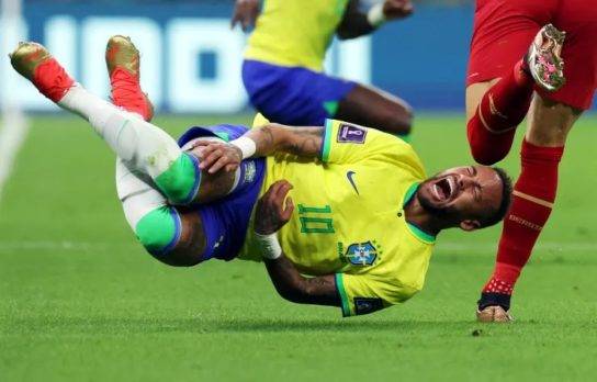 Qatar: Neymar se lesiona tobillo en el debut y alarma a Brasil