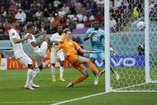 Holanda vence a Qatar 2-0 y pasa a octavos de final