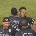 Jugadores del Escogido celebran la victoria en el terreno.