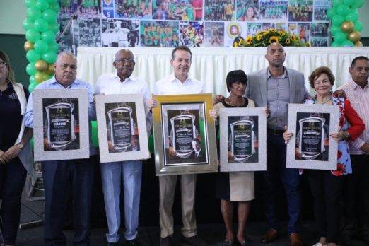 Club San Carlos en su aniversario 50 reconoce a Ito Bisonó