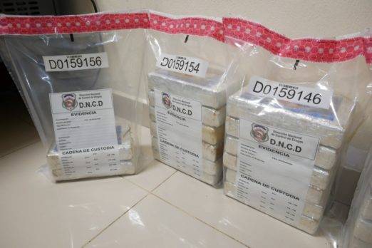 Autoridades incautan otros 26 paquetes de presunta cocaína en vehículo donde iba raso PN