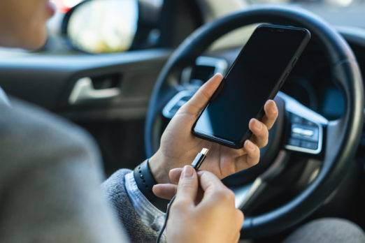 3 razones para no cargar el celular en el automóvil