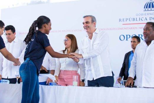 Presidente y joven beneficiada por el programa “Oportunidad 14-24”