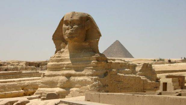 Hallan varias tumbas y momias con lenguas doradas en el norte de Egipto