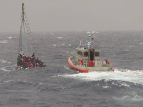 Rescatan 22 migrantes incluyendo niños en velero sobrecargado