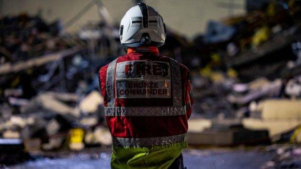  Buscan víctimas tras incendio en isla de Canal de la Mancha