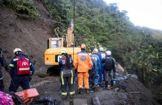 Mueren 34 en derrumbe sepultó bus en Colombia