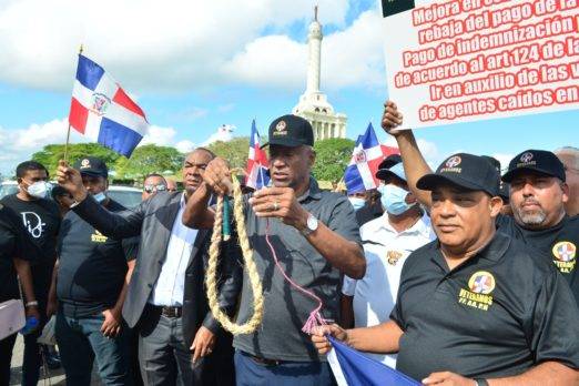 Policías y militares pensionados protestan demandando aumento salarial