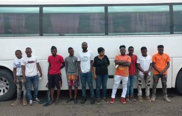 Apresan a dos dominicanos que transportan en un vehículo 16 haitianos ilegales con mercancías de contrabando