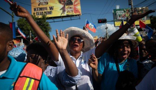 Miles de católicos marchan en Haití por ayuda divina