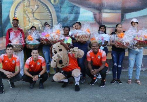 Cibao FC entrega canastas navideñas en barrios de Santiago