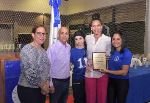 Club Naco reconoce a Niverka Marte en inicio de voleibol