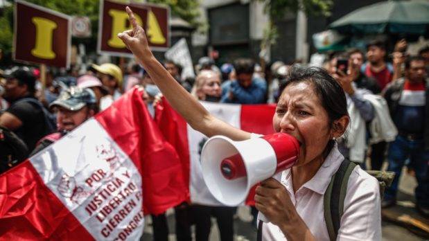 Crisis en Perú: Cierran un aeropuerto y suspenden el tren a Machu Picchu