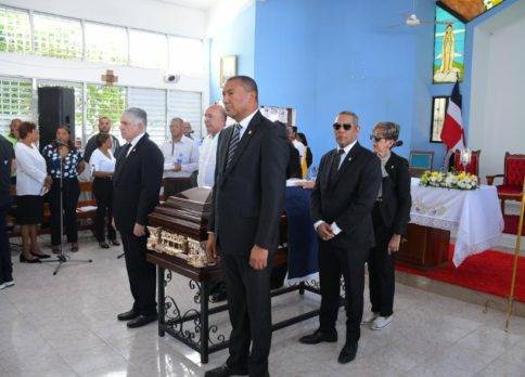 Presidente Abinader y senadores asisten al funeral de exsenador
