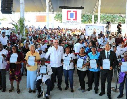 Presidente Abinader entrega 1,300 títulos de propiedad en Los Bajos de Haina