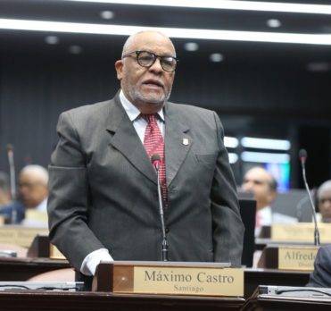 Diputado Máximo Castro preocupado por préstamos del Gobierno
