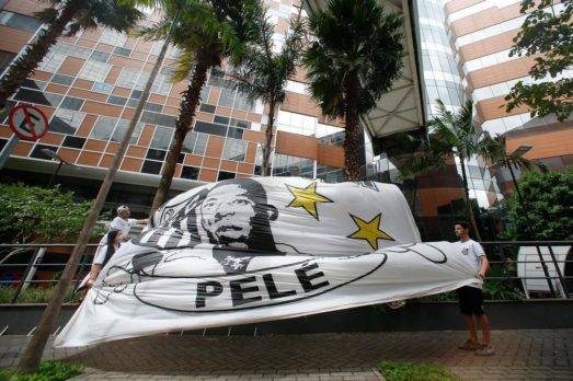 Hinchas hacen vigilia frente a hospital para pedir por la salud de Pelé