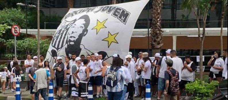 Hinchas hacen vigilia frente a hospital para pedir por la salud de Pele