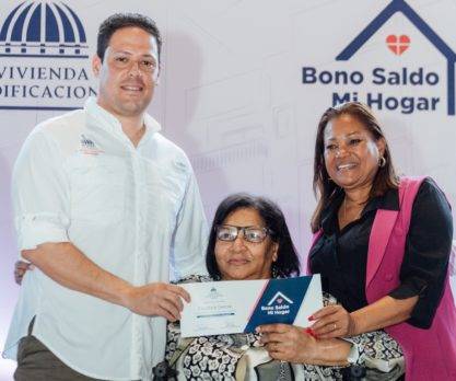 Minister Bonilla delivers "Mi Hogar Balance Bonus" in Invivienda