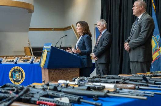Nueva York ha decomisado en 2022 alrededor de 7,000 armas ilegales