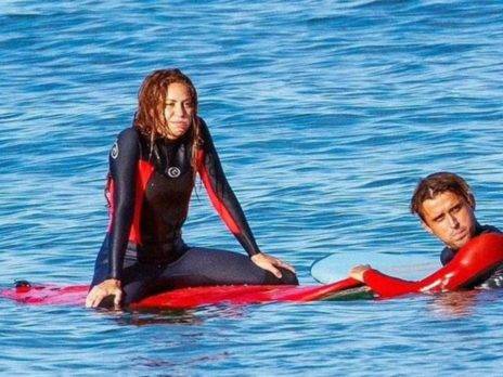 Shakira negó tener relación sentimental con su instructor de surf
