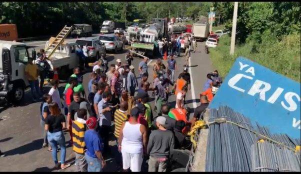 Dos muertos y más de 10 heridos en accidente múltiple en la autopista Duarte