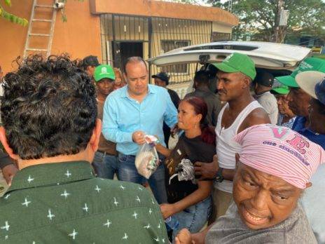 Surún Hernández dona raciones alimenticias a municipes SDE