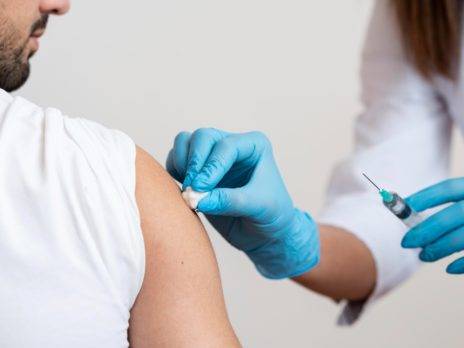 ECDC alerta que quizá haya que vacunarse contra covid durante “décadas» 