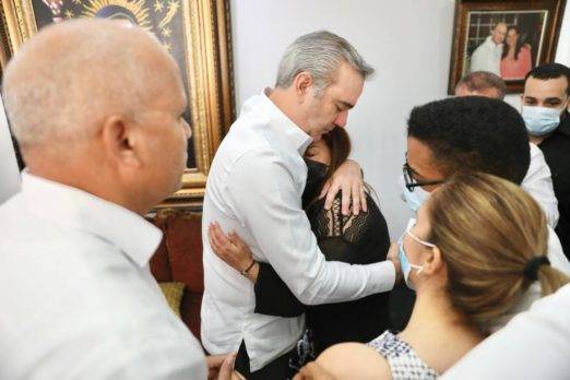 Presidente Abinader visita familia Aristy Castro