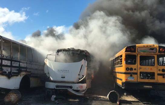 Fuego afecta 18 autobuses en Bávaro