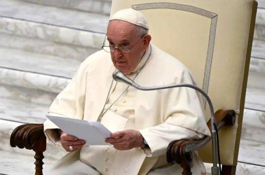 Papa advierte soba la curia romana