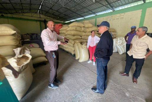 Danilo sostiene encuentro con productores cacao