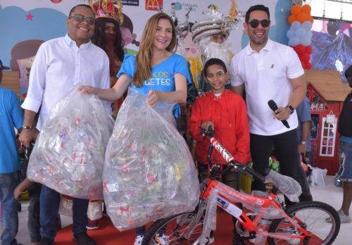 Alcaldía DN realiza el cambio plásticos por juguetes