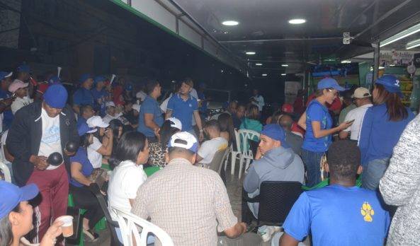 Fanáticos: Se congregaron en colmadones para ver el partido