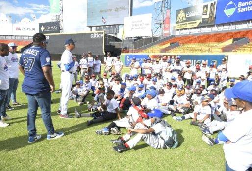 Fedobe lleva clínicas béisbol a Estadio Cibao
