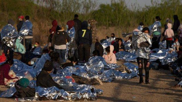 EEUU rescata a 55 migrantes