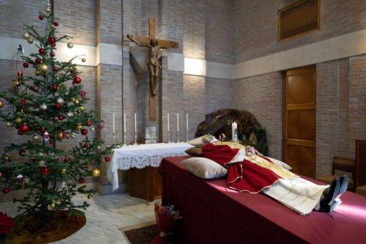 Alrededor de 65,000 fieles visitan capilla ardiente de Benedicto XVI