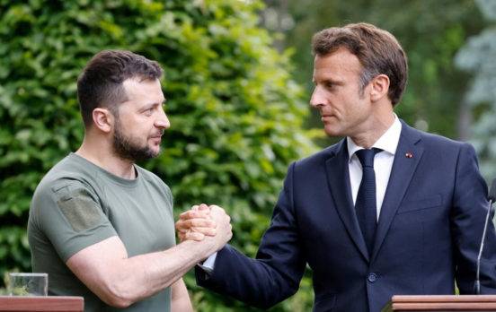 Macron y Zelenski tratan los pasos diplomáticos para convocar una cumbre