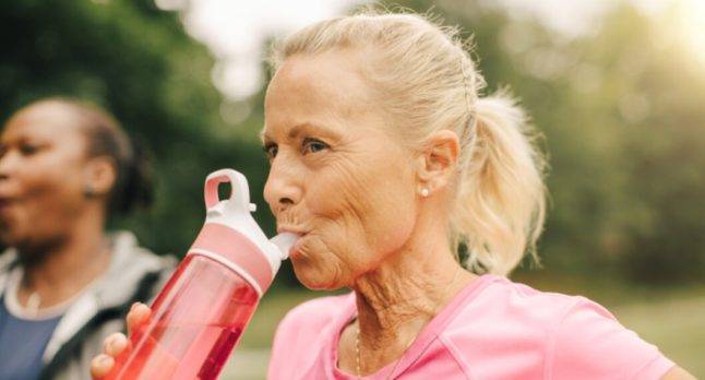 Adultos que se hidratan envejecen más lento