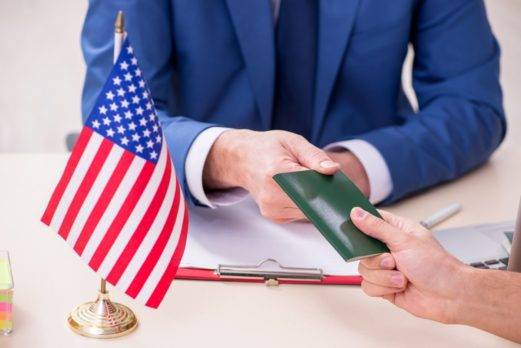 EE.UU. propone aumentar tarifas de servicios migratorios; aquí las razones y lo que incluye