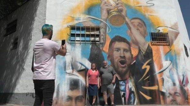 Messi y la Copa del Mundo, un idilio que decora las calles de Argentina