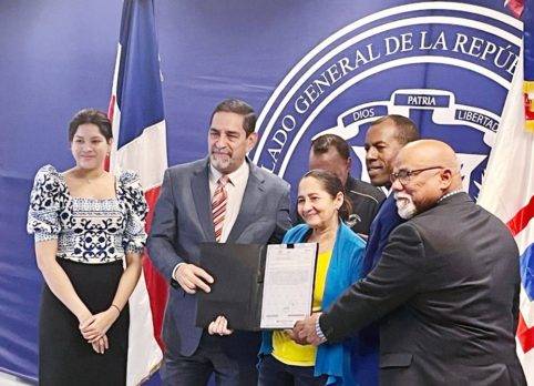 Realizan segunda entrega de títulos de propiedad a dominicanos residentes en EE.UU